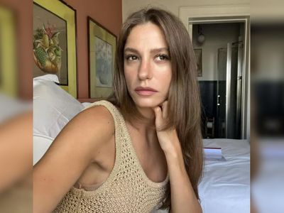 Serenay Sarıkaya ''Durun bakalım'' demişti: Güzel oyuncu şarkıcı Mert Demir ile Amsterdam'da aşk mı yaşıyor?