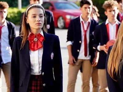 Star TV'nin gençlik dizisi Duy Beni'de skandal sahne! Önce ayaklarını okşadı sonra ise...