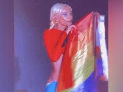 Bu kez haddini aştı! Sahnede LGBT bayrağı açan Gülşen seyircilerle kavga etti ‘Rahatsız olan gitsin’