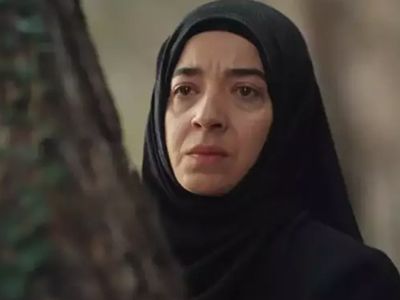 Kızıl Goncalar dizisinin Müyesser'inin gerçek hali şaşırttı: Asiye Dinçsoy başörtüsüz haliyle bambaşka biri!
