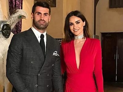 Volkan Demirel'in karısı Zeynep Sever dapdarp taytı giydi takipçileri için paylaştı yer yerinden oynadı