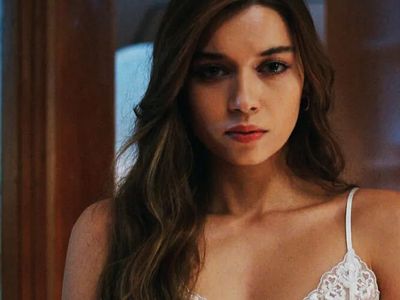 Afra Saraçoğlu’dan iddialı pozlar: Ceketini çıkarınca sütyeniyle kaldı…
