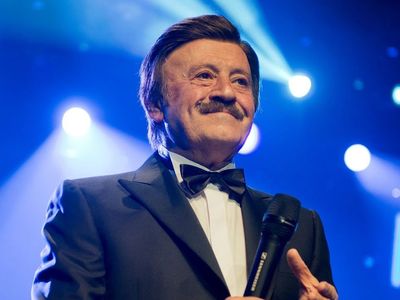 Parkta yattığım günlerim oldu diyen ünlü şarkıcı Selami Şahin hayatının film olacağının müjdesini sevenlerine verdi