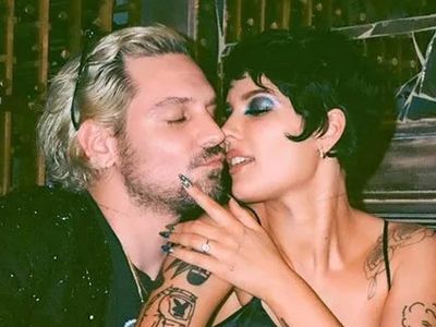 Alev Aydın’la evli olan şarkıcı Halsey’in iç çamaşırlı pozları beğeni rekoru kırdı