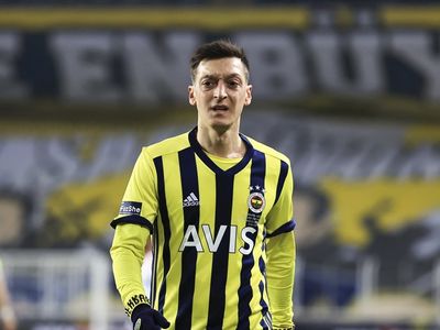 Fenerbahçe'ye Mesut Özil'den Kötü Haber!