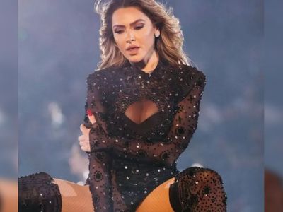 Ünlü şarkıcı Hadise'den evinde verdiği partideki konuklarına özel şov: Temizlik sopasıyla cesur dans!