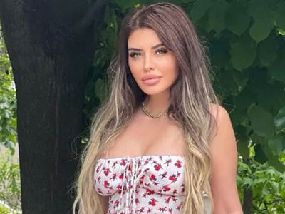Ebru Polat bu kez ipli bikinisiyle sınırları zorladı! Seksi pozlarını yayınlayan güzel şarkıcıya yorum yağdı ‘Bu kadar açma ayıp’
