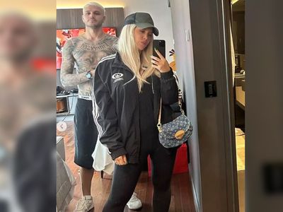 Galatasaray'ın yıldız futbolcusu Icardi'ye maç öncesi soğuk şaka: Wanda Nara, şortunun içine öyle bir şey koydu ki... Taraftar çıldırdı!