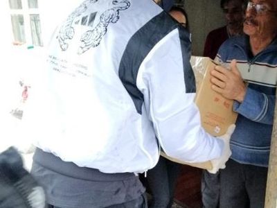 Kendini Gizleyerek İhtiyacı Olanlara Erzak Dağıtan A Milli Futbolcu Bakın Kimmiş
