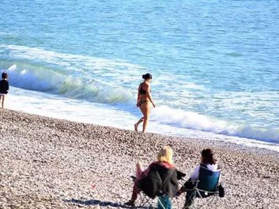 Antalya’da Kış Unutuldu: Denize Akın Ettiler