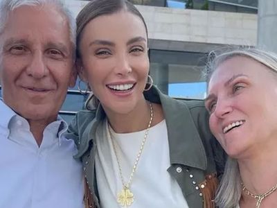 Özge Ulusoy aldığı haberle yıkıldı: Babası trafik kazasında hayatını kaybetti