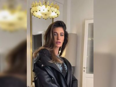 Berrak Tüzünataç cesur kalça dansı ve daracık tulumuyla sosyal medyayı salladı: Gelen o yoruma ise dayanamayıp öyle bir cevap verdi ki...
