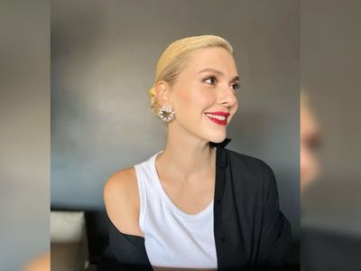 Ünlü oyuncu Bergüzar Korel'den bornozlu paylaşım! ''Banyoda uzun zaman geçirip...''