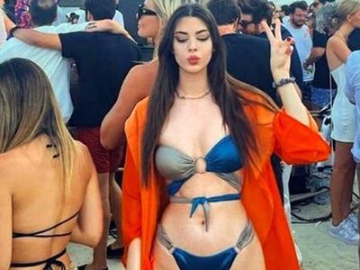 Defne Samyeli'nin sürekli 16 yaşında olan güzel kızı Derin Talu erkekleri coşturmaya devam ediyor!