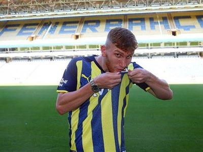Burak Kapacak kimdir? Hangi mevkide oynamaktadır?