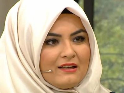 Gelin adayı Hanife Gürdal memelerini kocasına elletince olanlar oldu 'sen nasıl bir kadınsın biraz edep!' yorumları gecikmedi