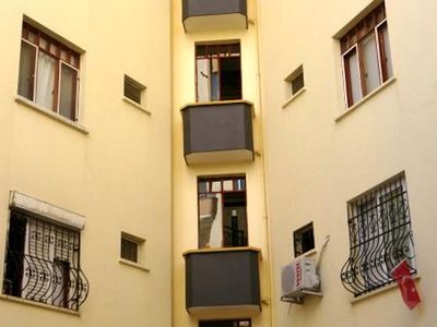 Adana'da kilime basıp kafasını balkona çarpan müteahhit hayatını kaybetti