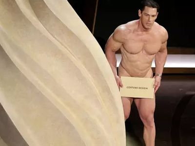John Cena sahneye çıplak çıktı: Konuşma yapacakken üstüne perde giydirildi!