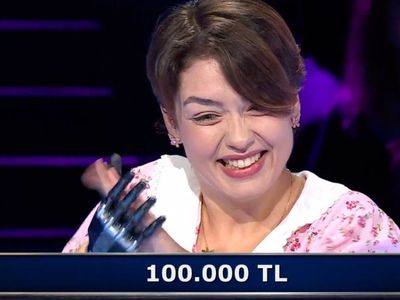Kim Milyoner Olmak İster'de ilginç anlar! Kenan İmirzalıoğlu yarışmacıyı alnından öptü