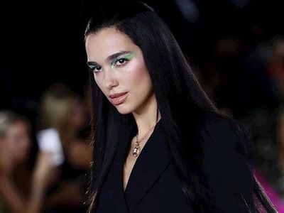 Dua Lipa minicik bikinisi ile yüzmeye çalıştı her yeri göründü ünlü isim frikik yağdırdı