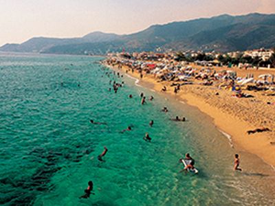 Halk plajında bikinisini çıkardı! Erkeklerin tepkilerini kayda aldı... O görüntüler sosyal medyada olay oldu