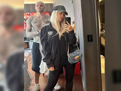 Galatasaray'ın yıldız ismi Icardi'nin eşi Wanda Nara sere serpe uzandı: Erkek masöze masaj yaptırdığı anlar gündeme oturdu!
