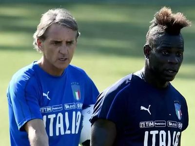 İtalya Teknik Direktörü Roberto Mancini'nin annesi Marianna Puolo'dan oğluna Adana Demirsporlu Mario Balotelli'yi oynatmaması nedeniyle eleştiri geldi!