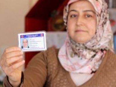 Genç Kadın Ehliyetine Yazdırdığı Yazı ile Gündem Oldu