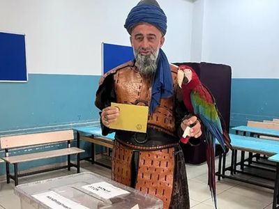 Seçim kombinleri belli oldu! Oy vermeye birbirinden farklı kıyafetlerle giden insanlar