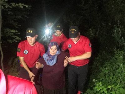 Uludağ’da Kaybolup Üç Gün Sonra Sağ Bulunan Kadını Jandarma Sırtında Taşıdı