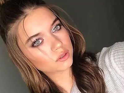 Yalı Çapkını'nın yıldızı Afra Saraçoğlu, göbeğine kadar inen dekoltesiyle geceye damga vurdu!