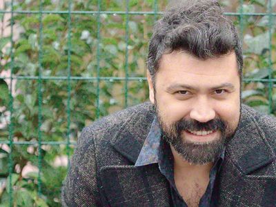 Taksim’in ortasında dudak dudağa yakalandılar! Bülent Emrah Parlak ve gizemli esmerin aşk gecesi: Meğer evli bir oyuncuymuş!
