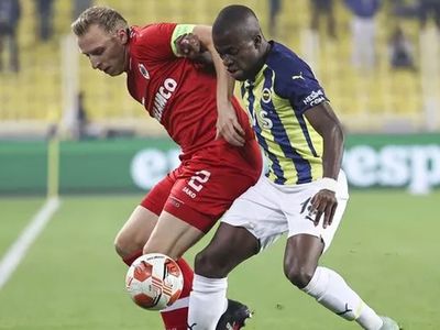 Fenerbahçe-Antwerp Maçında Oyundan Alınan Mesut Özil, Büyük Tepki Gösterdi!