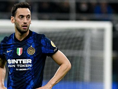 A Milli Takım'ın yıldız futbolcusu Hakan Çalhanoğlu'nu PSG transfer etmek istiyor!