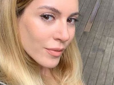 Bu nasıl anne! 8 aylık Sinem Kobal görenleri kendine hayran bıraktırıyor