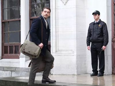 Furkan Andıç sette yaralandı! Ünlü oyuncunun sağlık durumu hayaranlarını korkuttu Kara Tahta dizisinin çekimleri devam edecek mi
