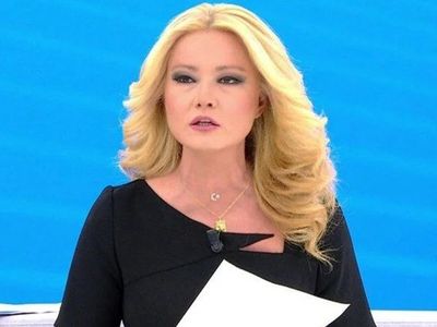 Müge Anlı mikrofonun açık olduğunu unutup eşinden gelen mesajı okudu: Canlı yayında herkes şaşkına döndü