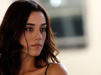 Sadakatsiz dizisinin Asya’sı Cansu Dere mayolu fotoğrafıyla sosyal medyayı yaktı geçti