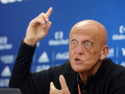 MHK'nın Süper Lig'de yaptığı hakem operasyonu sonrası FİFA Hakem Komitesi Başkanı Collina, Cüneyt Çakır'ı aradı!