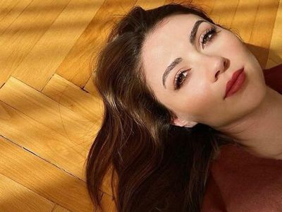 Burcu Özberk’ten kötü haber! Ünlü oyuncu hastaneye kaldırıldı sağlık durumu ise sevenlerini gözyaşlarına boğdu
