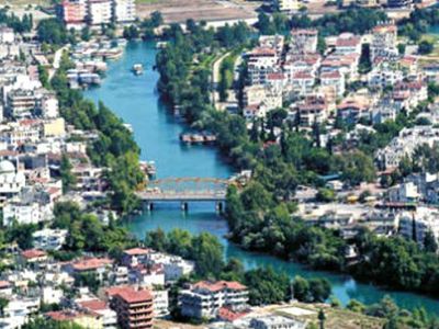 Bebek ve Galata Kulesinde yaşanan olaylardan sonra bir olay da Antalya Manavgat’ta yaşandı! Genç kadın caddenin ortasında çırılçıplak dolaştı