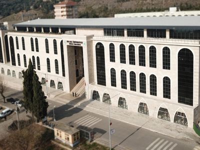 Kocaeli Üniversite kampüsünde korku dolu anlar: Genç kız çığlık çığlığa kaçarken her şeyi kaydetti