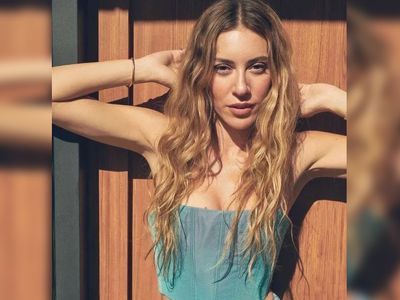 Güzel anne Sinem Kobal'ın süper minili pozlarına yorum yağdı!