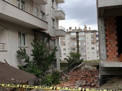 Sivas'ta Fırtına Sebebiyle Binaların Çatısı Uçtu