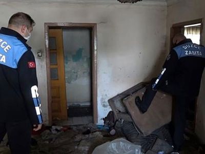 Düzce de insanlık dramı! Kötü kokuların geldiği eve polis bakın yaptı görüntüler herkesi üzdü