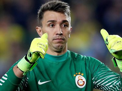 Galatasaraylı Fernando Muslera, Alanyaspor Maçının Ardından Serkan Kırıntılı'nın Üzerine Yürüdü!