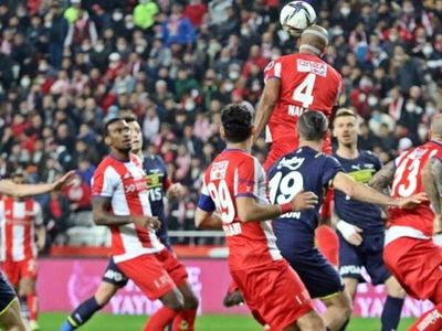 Fenerbahçe'de Mesut Özil Antalyaspor Maçında İsmail Kartal'a Tepki Gösterdi!