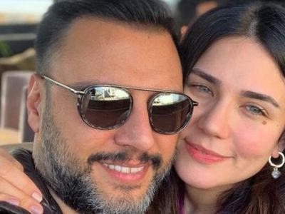 Buse Varol'la boşanmanın eşiğinden kıl payı dönen ünlü şarkıcı Alişan eşinin doğum gününü büyük aşkla kutladı
