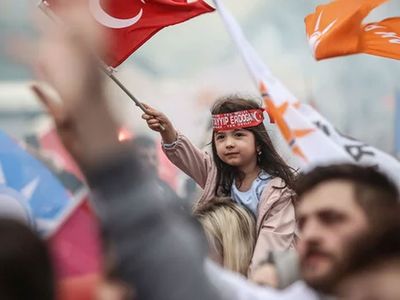 Türkiye sokaklara akın etti: Cumhurbaşkanı Erdoğan'ın seçim zaferi kutlanıyor