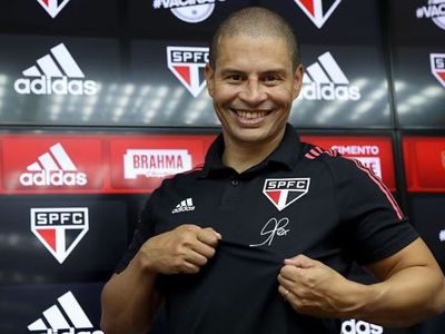 Fenerbahçe Efsanesi Alex de Souza Teknik Direktörlük Kariyerinde Daha Önce Yapılmamış Bir Şey Denedi!